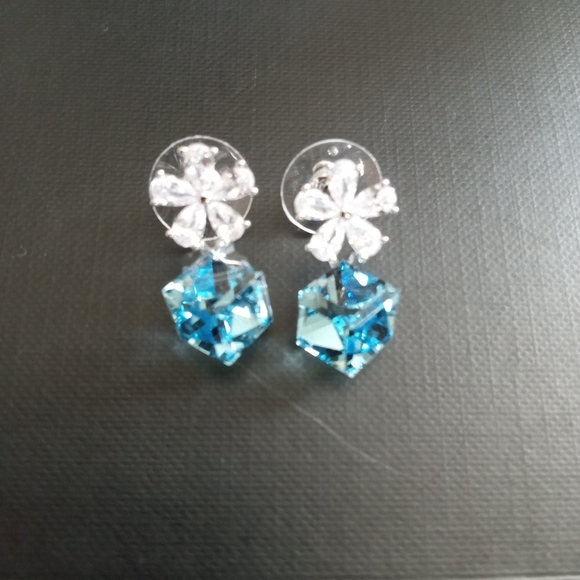 NWT Swarovski Crystals Blue Cube Earrings - Picture 4 of 5